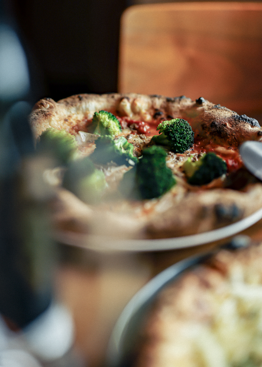 ブロッコリーと自家製トマトソースのピザ