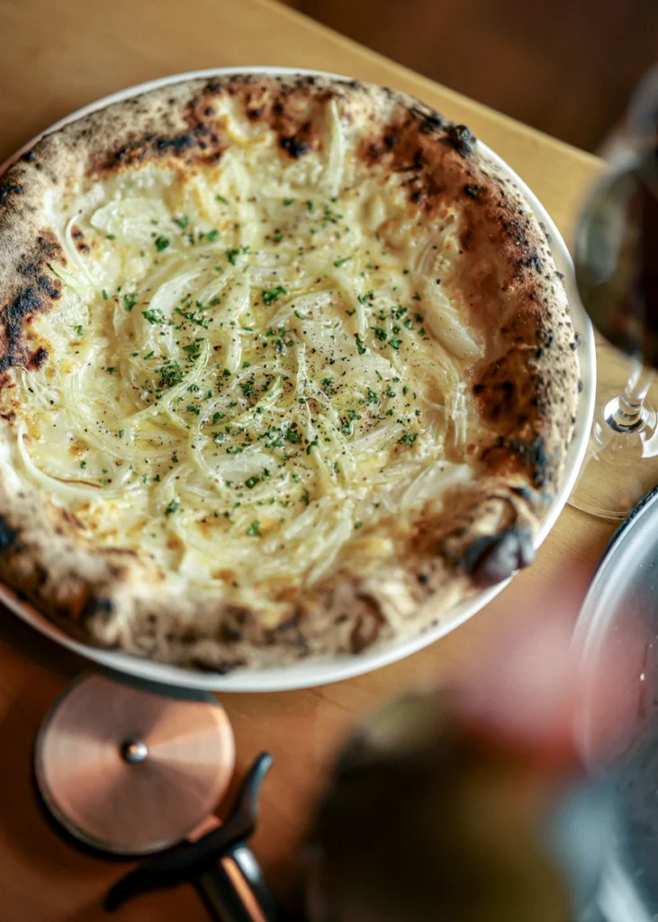 とろけるチーズたっぷりのピザとワインのペアリング