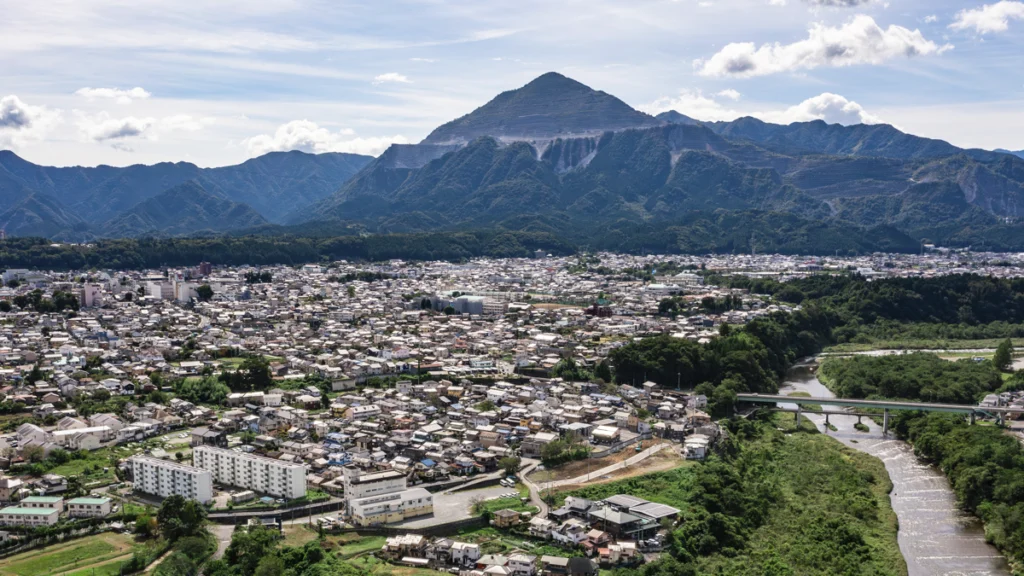 ドローンで撮影した秩父市の写真。