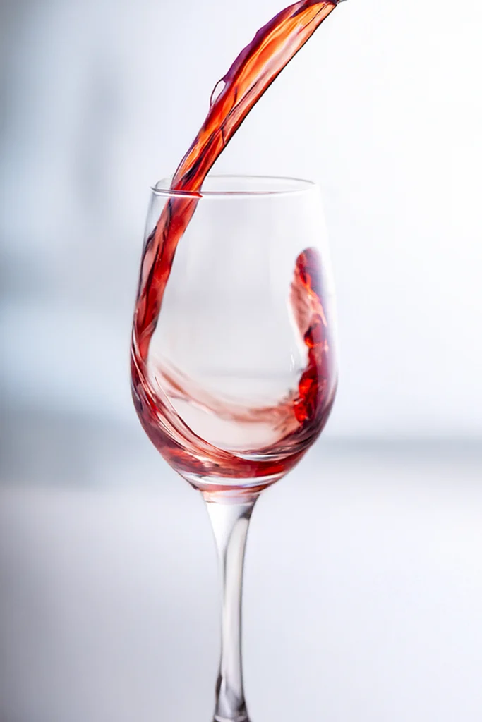 グラスに注がれる芳醇な赤ワイン（シズル感）