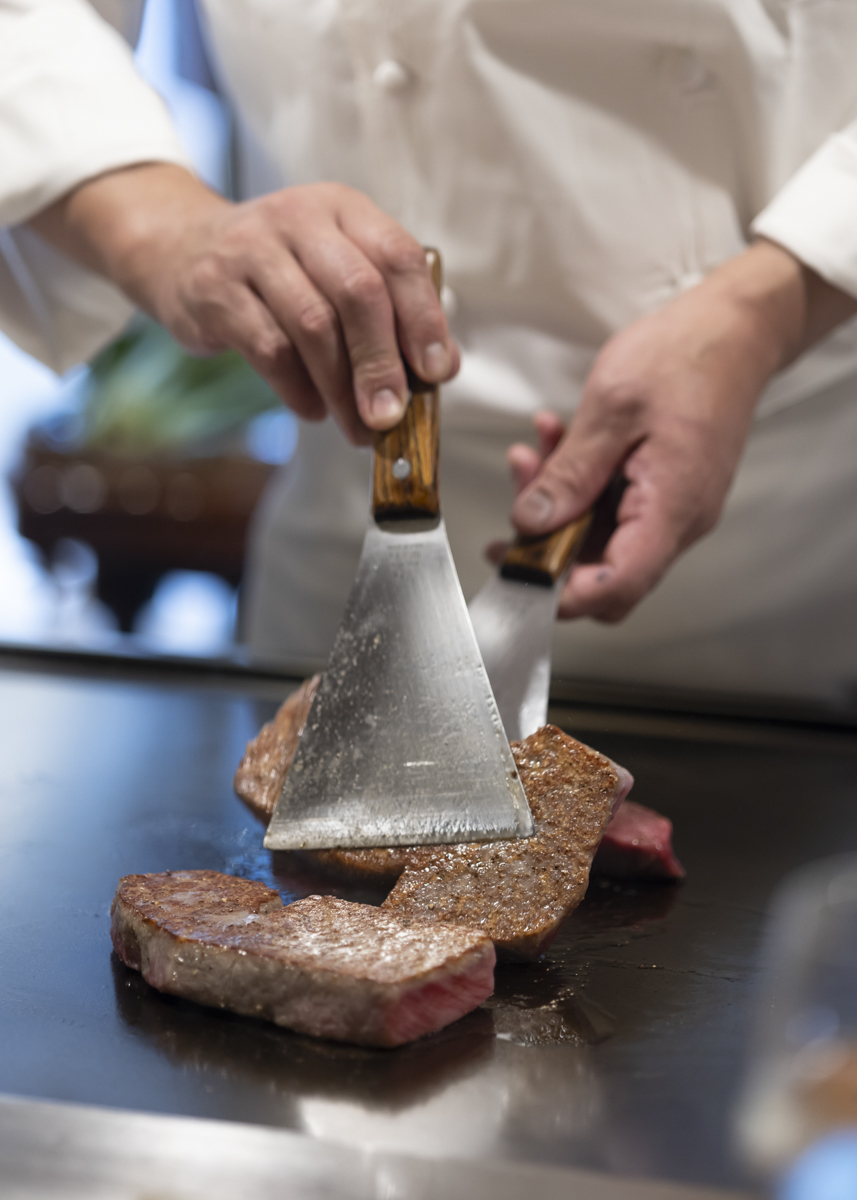 目の前の鉄板でジューシーに焼かれる和牛ステーキ